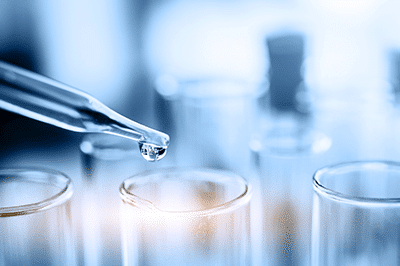 kategorie-400x266px-proben Proenvorbereitung Pipette die über Reagenzgläsern gehalten wird